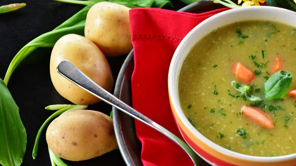 Kwaśna zupa ogórkowa – obowiązkowa w naszym domu