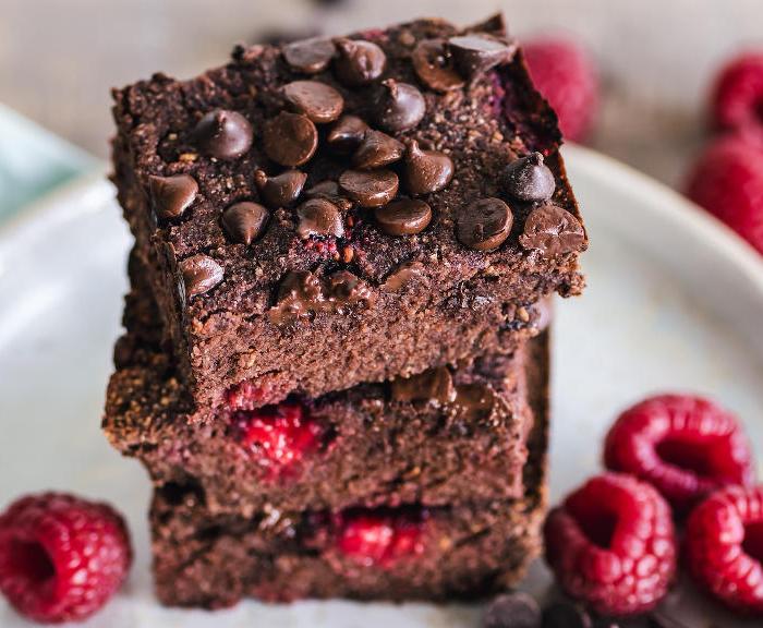 Fasolowe brownie z malinami – wilgotne i intensywnie czekoladowe!  