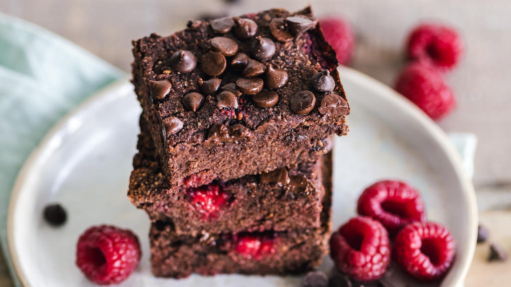 Fasolowe brownie z malinami – wilgotne i intensywnie czekoladowe!  